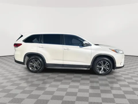 More photos of 2019 Toyota Highlander LE at Payless Car Sales, SC
