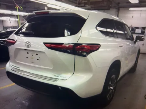 More photos of 2022 Toyota Highlander XLE at CarFive Salem, MA, MA