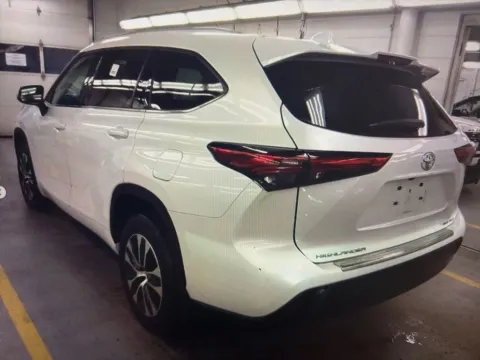Photos of 2022 Toyota Highlander XLE for sale in Salem, MA at CarFive Salem, MA