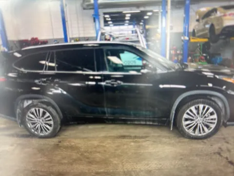 More photos of 2021 Toyota Highlander Platinum at CarFive Salem, MA, MA