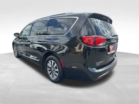 More photos of 2020 Chrysler Pacifica Touring L Plus at Diamond Jim Motor Cars, WI