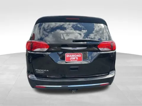 More photos of 2020 Chrysler Pacifica Touring L Plus at Diamond Jim Motor Cars, WI