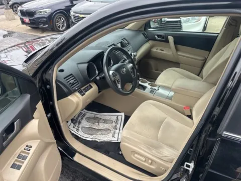 More photos of 2012 Toyota Highlander SE at Diamond Jim's Motor Cars, WI