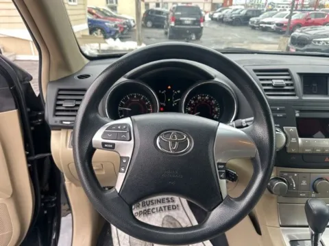 More photos of 2012 Toyota Highlander SE at Diamond Jim's Motor Cars, WI