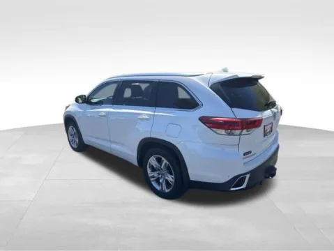 More photos of 2017 Toyota Highlander Limited at Diamond Jim's Motor Cars, WI