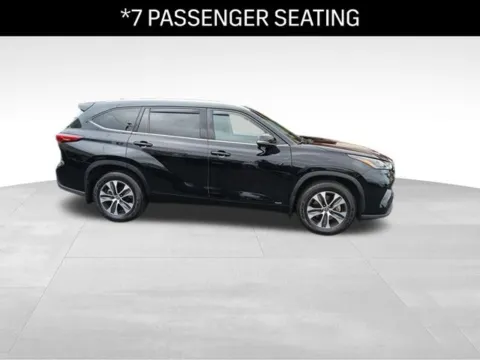 More photos of 2022 Toyota Highlander Hybrid XLE at Diamond Jim's Motor Cars, WI