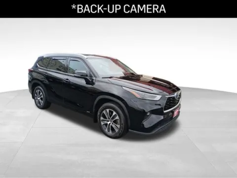Another view of 2022 Toyota Highlander Hybrid XLE for sale in Milwaukee, WI at Diamond Jim's Motor Cars
