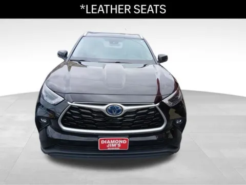 Photos of 2022 Toyota Highlander Hybrid XLE for sale in Milwaukee, WI at Diamond Jim's Motor Cars