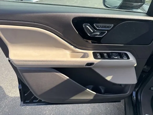 Lincoln Aviator photo 11