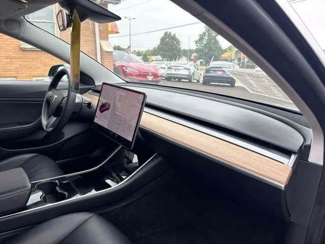 Tesla Model 3 photo 19