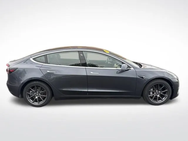 Tesla Model 3 photo 2