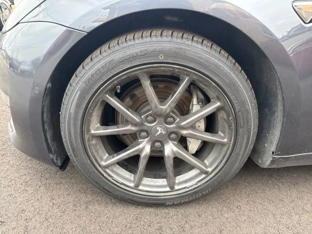 Tesla Model 3 photo 9