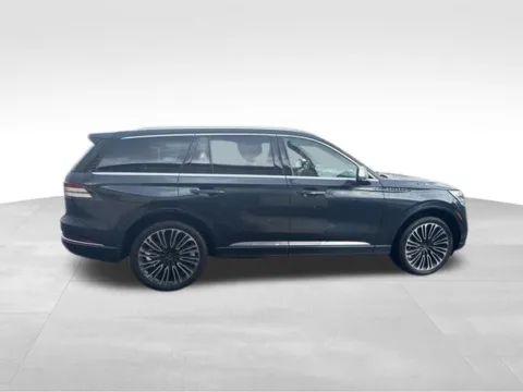 Photos of 2020 Lincoln Aviator Black Label for sale in Milwaukee, WI at Diamond Jim's Motor Cars