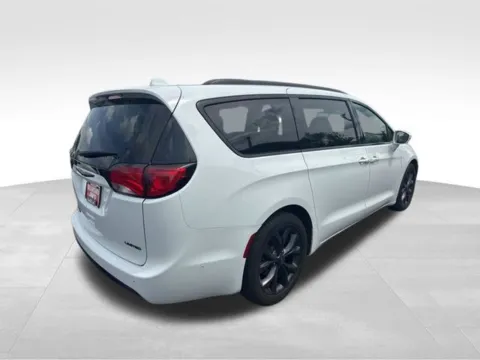 Another view of 2020 Chrysler Pacifica Limited for sale in Milwaukee, WI at Diamond Jim's Motor Cars