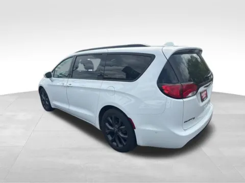 More photos of 2020 Chrysler Pacifica Limited at Diamond Jim's Motor Cars, WI