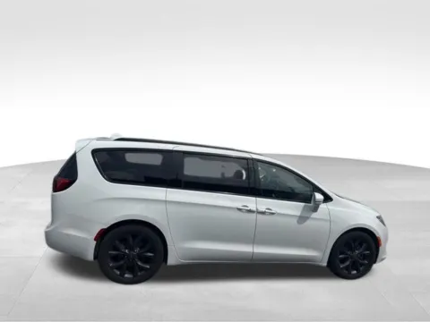 Photos of 2020 Chrysler Pacifica Limited for sale in Milwaukee, WI at Diamond Jim's Motor Cars