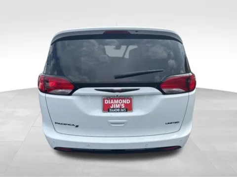 More photos of 2020 Chrysler Pacifica Limited at Diamond Jim's Motor Cars, WI