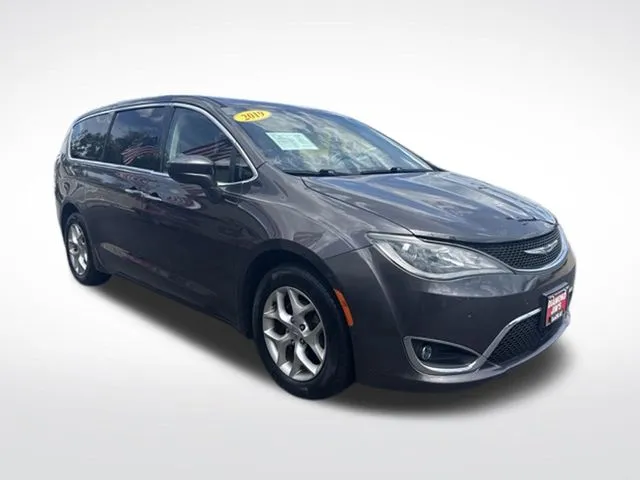 Unknown 2019 Chrysler Pacifica Touring Plus for sale in Milwaukee, WI