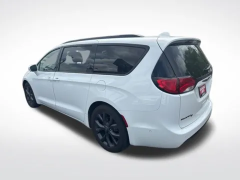 More photos of 2020 Chrysler Pacifica Limited at Diamond Jim's Motor Cars, WI