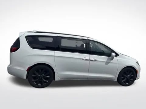 Photos of 2020 Chrysler Pacifica Limited for sale in Milwaukee, WI at Diamond Jim's Motor Cars