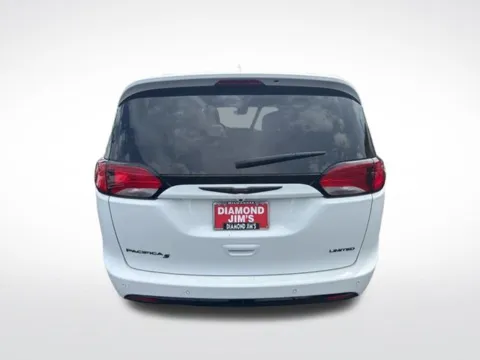 More photos of 2020 Chrysler Pacifica Limited at Diamond Jim's Motor Cars, WI