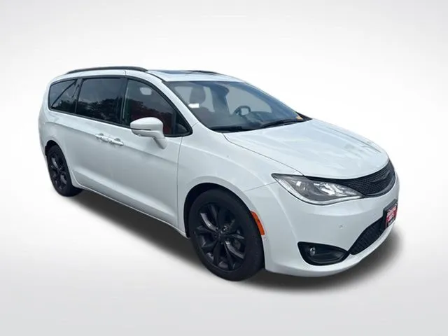 White 2020 Chrysler Pacifica Limited for sale in Milwaukee, WI