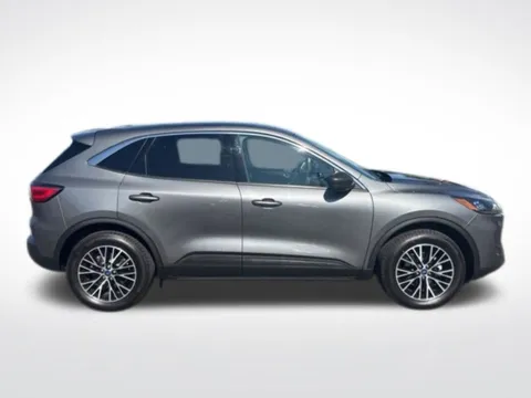 Photos of 2022 Ford Escape Plug-In Hybrid SE for sale in Milwaukee, WI at Diamond Jim's Motor Cars