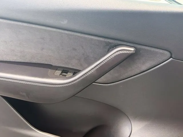 Tesla Model Y photo 14