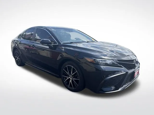 Black 2022 Toyota Camry SE for sale in Milwaukee, WI