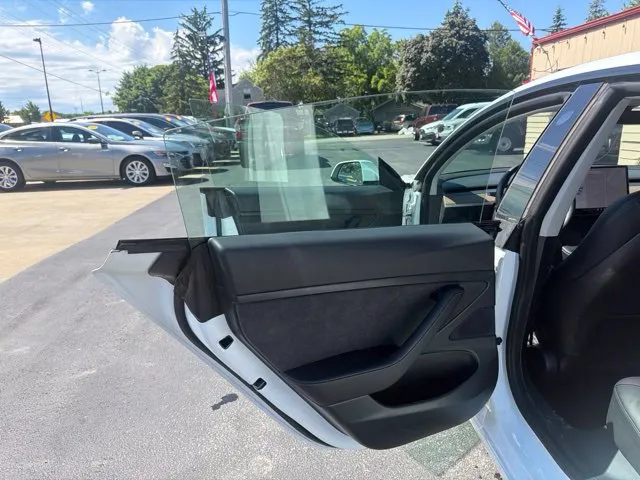 Tesla Model 3 photo 21