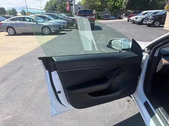 Tesla Model 3 photo 18