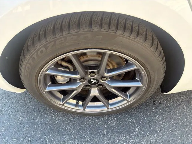Tesla Model 3 photo 11