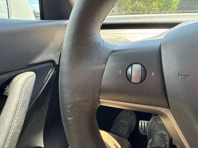 Tesla Model Y photo 24
