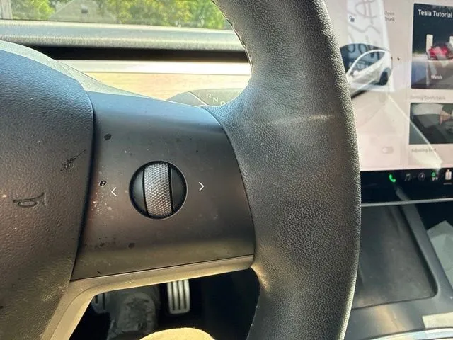 Tesla Model Y photo 25