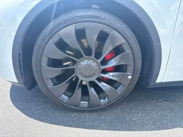 Tesla Model Y photo 9