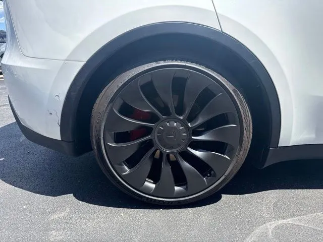 Tesla Model Y photo 17