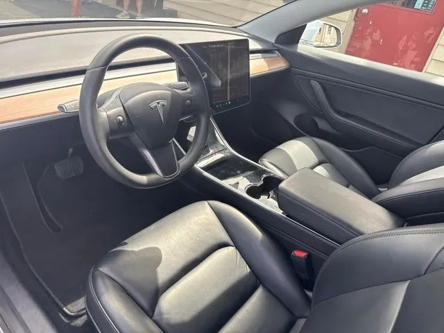 Tesla Model 3 photo 11