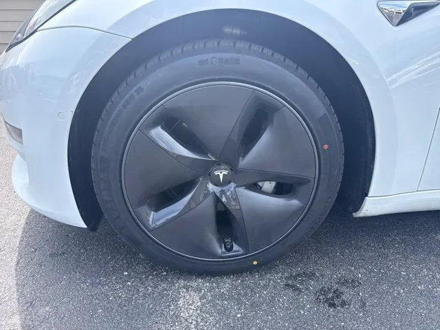 Tesla Model 3 photo 9