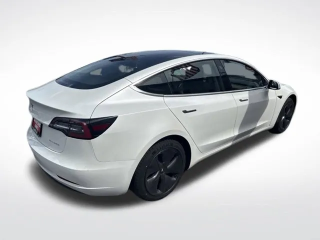 Tesla Model 3 photo 3