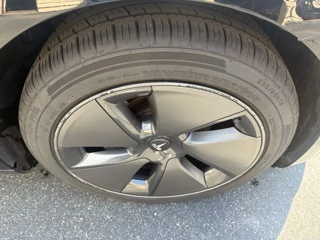 Tesla Model 3 photo 12