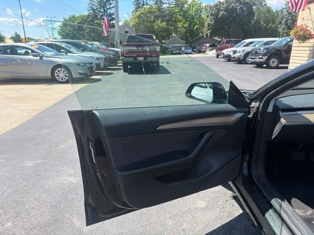 Tesla Model 3 photo 19