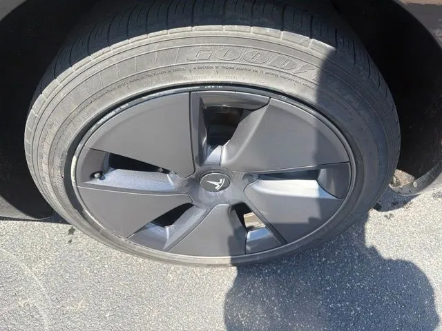 Tesla Model 3 photo 10