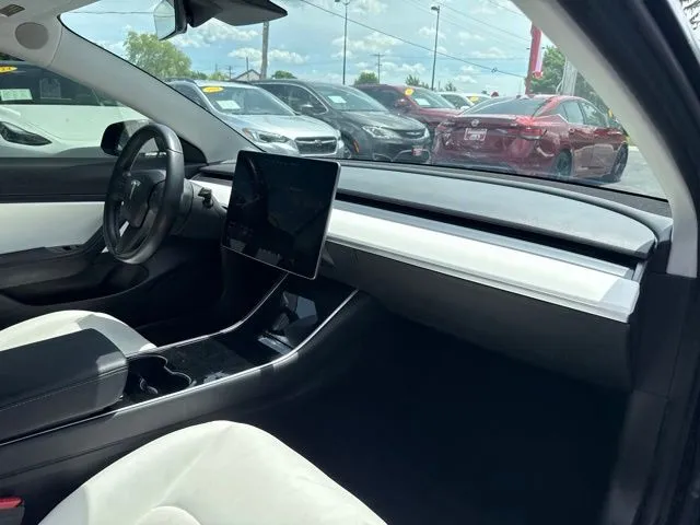 Tesla Model 3 photo 22