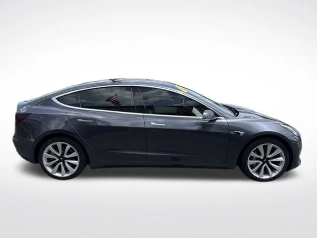 Tesla Model 3 photo 2