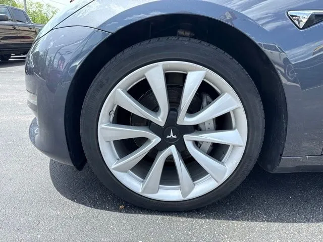 Tesla Model 3 photo 12