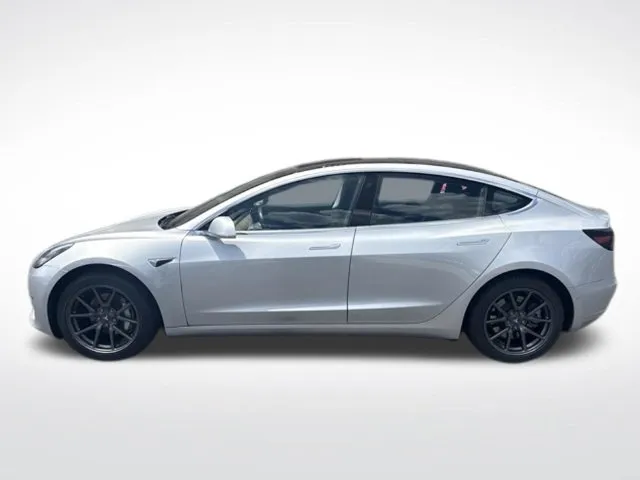 Tesla Model 3 photo 6
