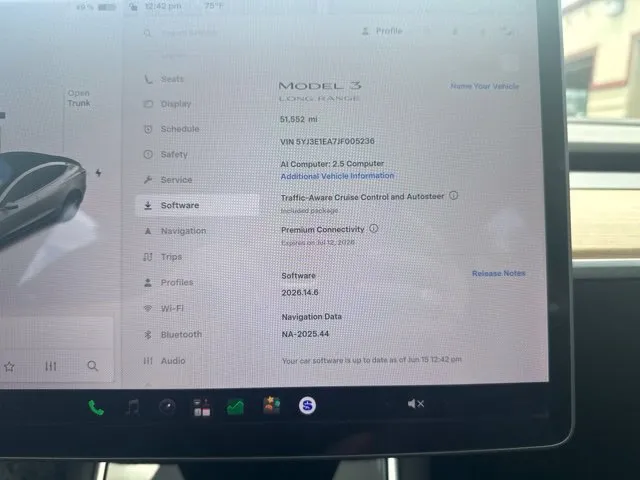 Tesla Model 3 photo 30