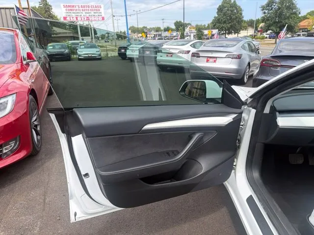 Tesla Model 3 photo 17