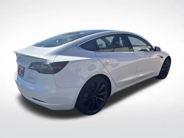 Tesla Model 3 photo 3
