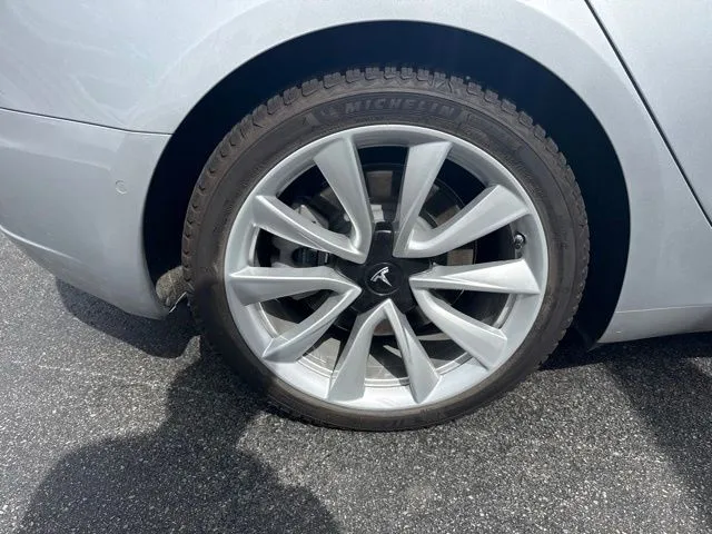 Tesla Model 3 photo 17